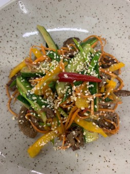 Тайський салат з телятиною та овочами